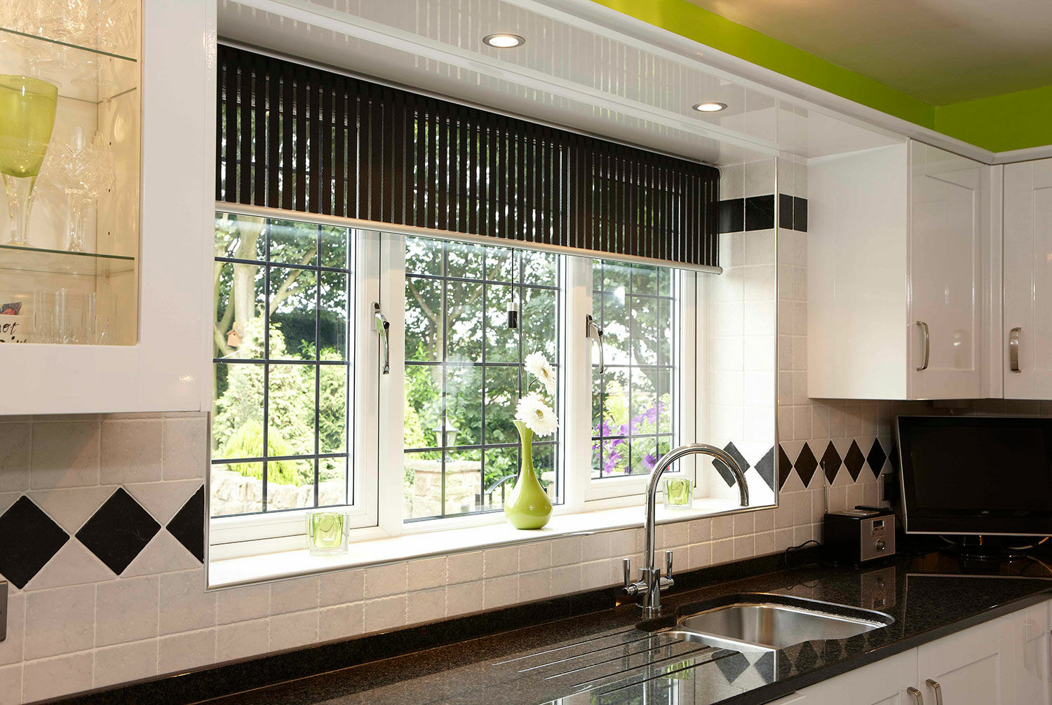 Sử dụng cửa nhôm kính trong phòng bếp biệt thự